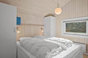 ein Zimmer mit einem Bett und Kissen darauf in der Unterkunft JB185 Fjerritslev - Poppelvej 26 in Fjerritslev