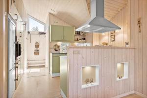 eine Küche mit grünen Schränken und einer Arbeitsplatte in der Unterkunft JB185 Fjerritslev - Poppelvej 26 in Fjerritslev + 14 Fotos