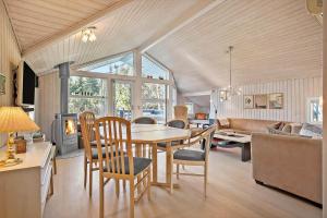 ein Esszimmer und ein Wohnzimmer mit Tisch und Stühlen in der Unterkunft JB185 Fjerritslev - Poppelvej 26 in Fjerritslev