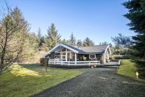 ein großes Haus mit Veranda und Auffahrt in der Unterkunft JB185 Fjerritslev - Poppelvej 26 in Fjerritslev