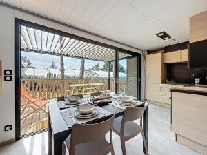 a dining room with a table and chairs in a kitchen at Cottage Le Béluga in Jullouville-les-Pins