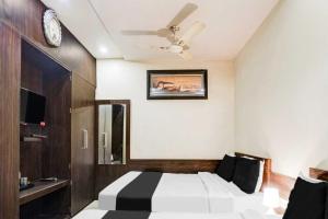 a bedroom with a bed and a ceiling fan at Super Collection O Sindhi Camp Formerly Hotel Abhinandan Inn in Jaipur