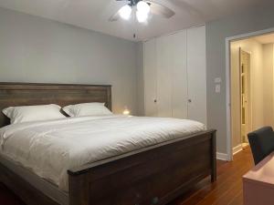 Postel nebo postele na pokoji v ubytování 2BR Chic Downtown ATL Condo w Free Parking LM602