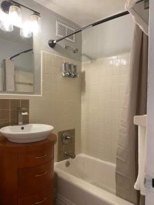 Koupelna v ubytování 2BR Chic Downtown ATL Condo w Free Parking LM602