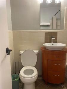 Koupelna v ubytování 2BR Chic Downtown ATL Condo w Free Parking LM602