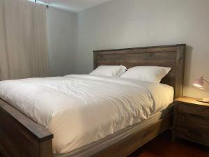 Postel nebo postele na pokoji v ubytování 2BR Chic Downtown ATL Condo w Free Parking LM602