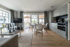 Kuchyň nebo kuchyňský kout v ubytování Lindenhof Landhaus 1 Meertied - Ferienwohnung im Lindenhof