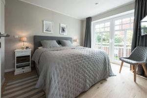 Postel nebo postele na pokoji v ubytování Lindenhof Landhaus 1 Meertied - Ferienwohnung im Lindenhof