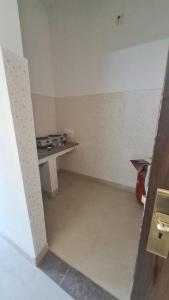 una habitación vacía con una mesa en una habitación en Shivang, en Jammu