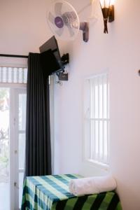 Habitación con cama, ventilador y ventana. en Villa Lune, en Ahangama 7 fotos más