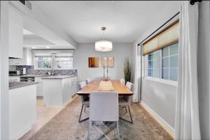 Køkken eller tekøkken på Relaxing Palm Springs Condo with Pool Access + 16 billeder