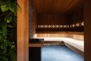 コシチェリスコにあるŚwistak Residence&Spaのベンチと植物のあるサウナ