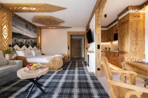 a hotel room with a bed and a kitchen at Świstak Residence&Spa in Kościelisko