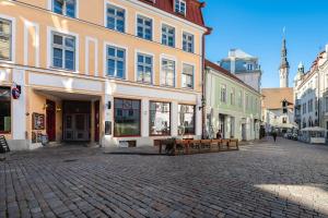 una calle adoquinada en una ciudad con edificios en Spacious luxury all inclusive old town flat, en Tallin