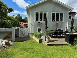 Casa con patio, mesa y sillas en Fantastic villa with pool near Stockholm, en Estocolmo