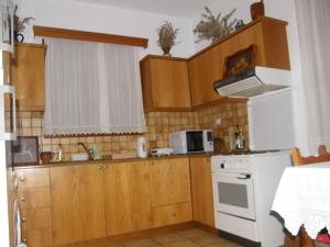 Η κουζίνα ή μικρή κουζίνα στο Villa in Lefkogia with Private Pool