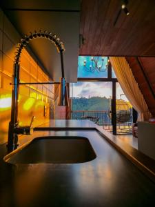 fregadero de cocina con vistas a un balcón en Gran Chalé, en Santa Teresa