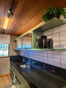 una cocina con fregadero y encimera en Gran Chalé, en Santa Teresa