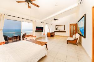 Una habitación con cama y vistas al océano. en 1067 - Villa Diamante, en Santa Cruz Huatulco