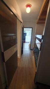 オー・ボンヌにあるStudio à Gourette pour 4 personnes avec balcon, casier à skis et vue montagneの廊下