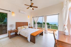 Un dormitorio con una cama y una ventana grande en 1067 - Villa Diamante, en Santa Cruz Huatulco 41 fotos más