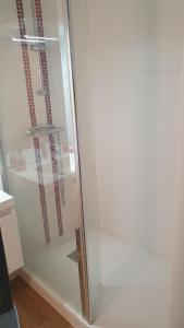 オー・ボンヌにあるStudio à Gourette pour 4 personnes avec balcon, casier à skis et vue montagneの浴室のガラス扉付きシャワー +7枚の写真