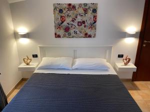 una camera da letto con un letto e un dipinto sul muro di Bellavista a Fossacesia
