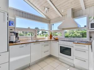 Η κουζίνα ή μικρή κουζίνα στο Holiday Home Immi - 1-5km from the sea by Interhome