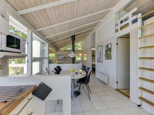 Μια τηλεόραση ή/και κέντρο ψυχαγωγίας στο Holiday Home Immi - 1-5km from the sea by Interhome