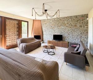 a living room with a bed and a couch at Villa Diamante in Lamporecchio