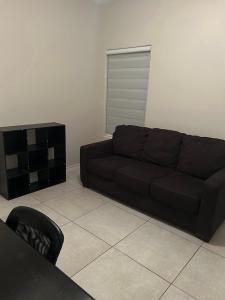 Posezení v ubytování Modern 4 bedroom house close to Loop 20, TAMIU, Airport, and Hospitals