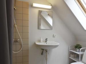 un baño con lavabo y espejo en Apartment Zlatka - 250m from the sea by Interhome, en Skagen