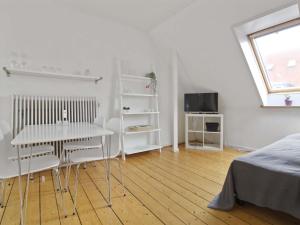 Habitación blanca con mesa, sillas y cama en Apartment Zlatka - 250m from the sea by Interhome, en Skagen 6 fotos más