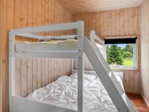 - une chambre avec 2 lits superposés dans une cabine dans l'établissement Holiday Home Nayati - 2km from the sea by Interhome, à Saltum