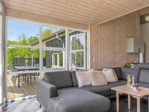 un salon avec un canapé et une table dans l'établissement Holiday Home Nayati - 2km from the sea by Interhome, à Saltum 18 autres photos