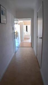 pasillo con espejo y sofá en la habitación en Miss Cato, en Ostende