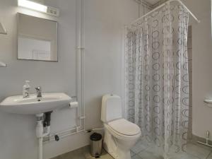 Un baño blanco con inodoro y lavabo. en Apartment Gyrth - 250m from the sea by Interhome, en Skagen
