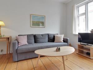 Una sala de estar con un sofá y una mesa de café. en Apartment Gyrth - 250m from the sea by Interhome, en Skagen