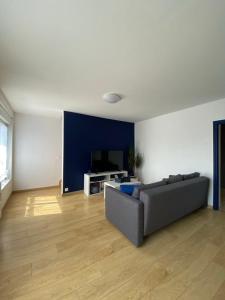 Μια τηλεόραση ή/και κέντρο ψυχαγωγίας στο Appartement en Duplex en centre d'Isbergues