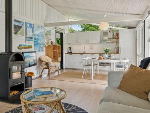 Η κουζίνα ή μικρή κουζίνα στο Holiday Home Ilsabet - 750m from the sea by Interhome