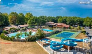 una vista aerea di un resort con piscina di 531 Mobi-Chalet 3 chambres 2 sd Bassin d'Arcachon a La Teste-de-Buch