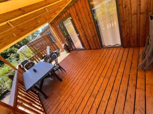 una vista dall'alto di un ponte di legno con un tavolo da picnic di 531 Mobi-Chalet 3 chambres 2 sd Bassin d'Arcachon a La Teste-de-Buch 1 altra foto