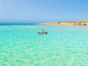 モルチャーノ・ディ・レウカにあるSummer View Seaの海水浴場の人々