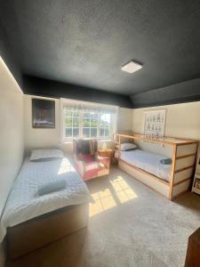 Imagen de la galería de Large Edwardian house with huge garden in Cowes, en Isle of Wight