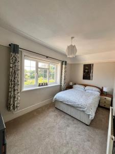 Imagen de la galería de Large Edwardian house with huge garden in Cowes, en Isle of Wight