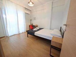 En eller flere senge i et værelse på Comfort Corner Spacious & Quiet 2BR Apartment in Thessaloniki