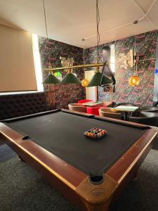 a ping pong table in a room with a pool table at Hôtel Garden's jacuzzi spa 1 in Brussels