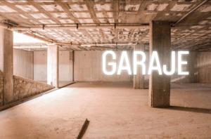 Una habitación vacía con un gran cartel en un edificio. en Hotel Sky - Tarija, en Tarija