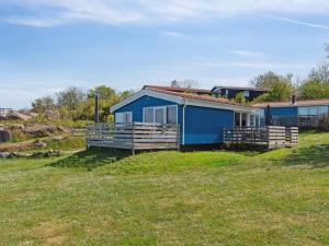 una casa blu in cima a un prato di Apartment Kjera - 200m from the sea by Interhome ad Allinge
