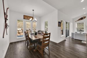 een eetkamer en woonkamer met een tafel en stoelen bij Brand NEW Entire home in Eden Utah in Eden